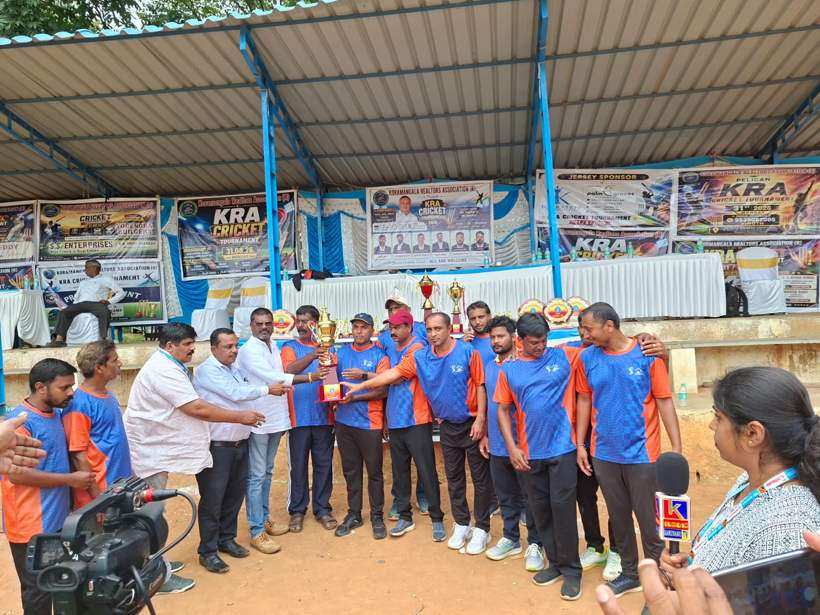 Prize distribution with the committee and guests